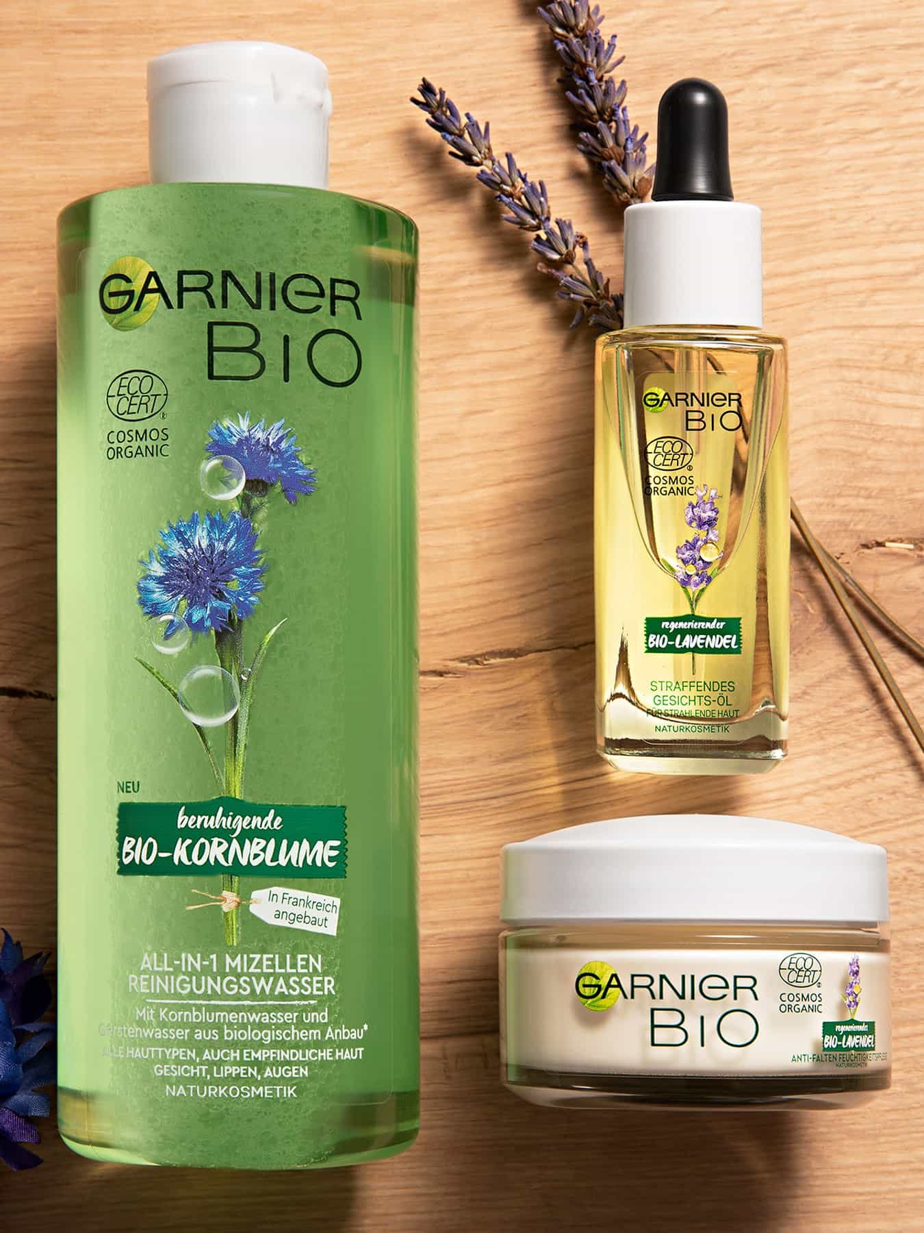 Garnier Produkte und Lavendel auf einer Tischplatte